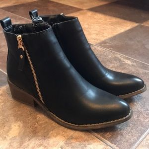 Reneeze black booties never worn!